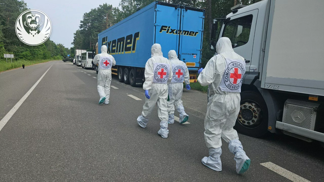 Red Cross personnel assist in a body repatriation operation / Photo: Coordination Headquarters for the Treatment of POWs